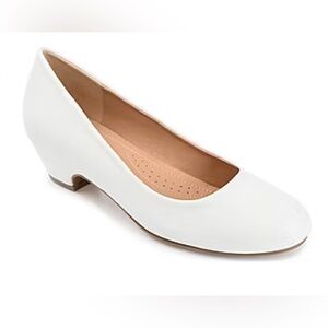 Journee Collection Saar Womens Round Closed Toe Block Heel Pumps. Size 11. White